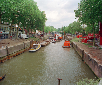 840375 Gezicht over de Oude Sluis te Vreeswijk (gemeente Nieuwegein), waar groot onderhoud gepleegd wordt, met links de ...